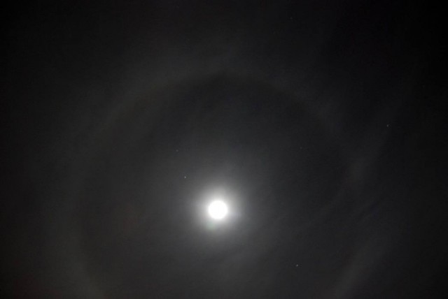 Эффект гало вокруг луны. Ташкент 1  января 2010